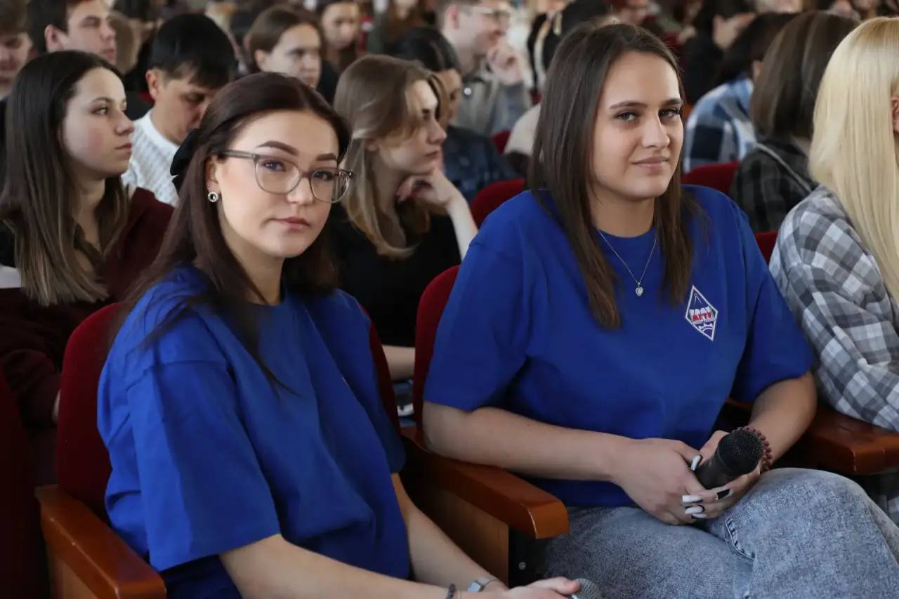 Глава Магнитогорска Сергей Бердников посетил МГТУ имени Г.И. Носова, чтобы пообщаться с активом Института гуманитарного образования и Института экономики и управления Глава Магнитогорска Сергей Бердников посетил МГТУ имени Г.И. Носова, чтобы пообщаться с активом Института гуманитарного образования и Института экономики и управления
