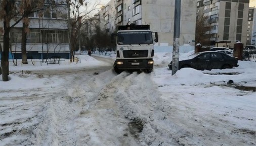 Из-за нечищеных дорог в Челябинске мусоровозы не могут подъехать к контейнерам