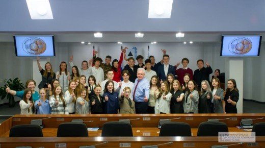 4 марта в зале заседаний депутатского корпуса председатель МГСД Александр Морозов встретился с молодыми добровольцами, активистами молодёжных организаций