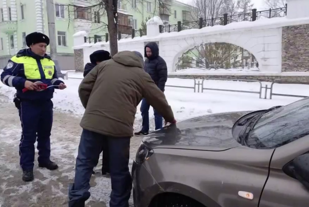 Пьяный водитель сбил двух подростков около школы в Магнитогорске