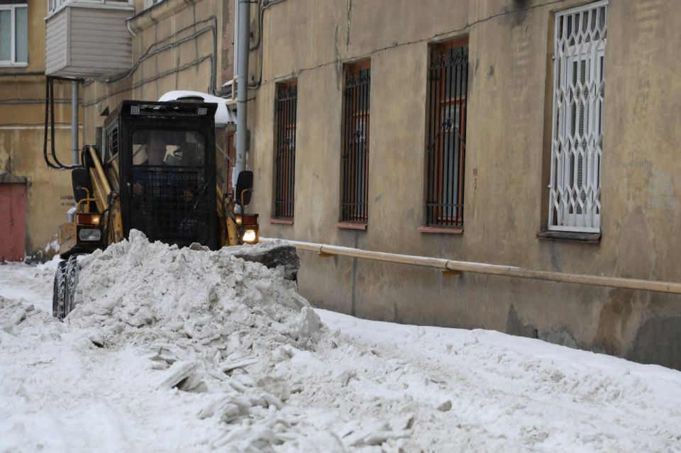 Весна в Магнитогорск пришла вместе со снегом, с которым коммунальные службы борются в ежедневном режиме