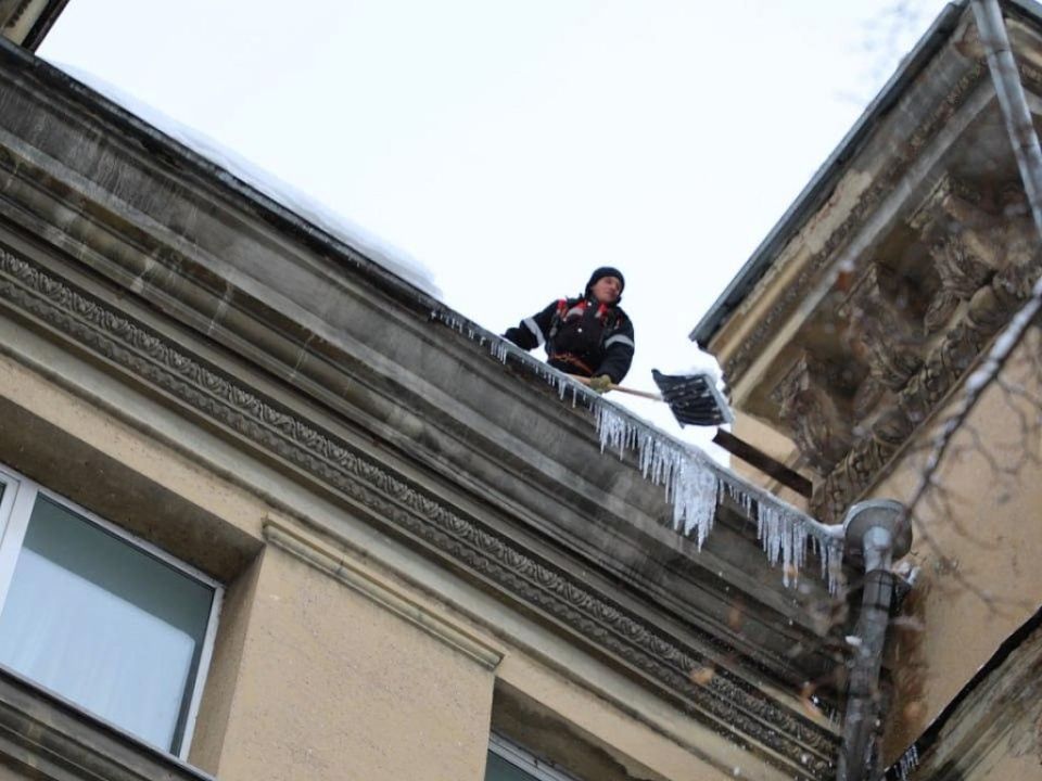 В Магнитогорске стартовали массовые проверки крыш на наличие сосулек