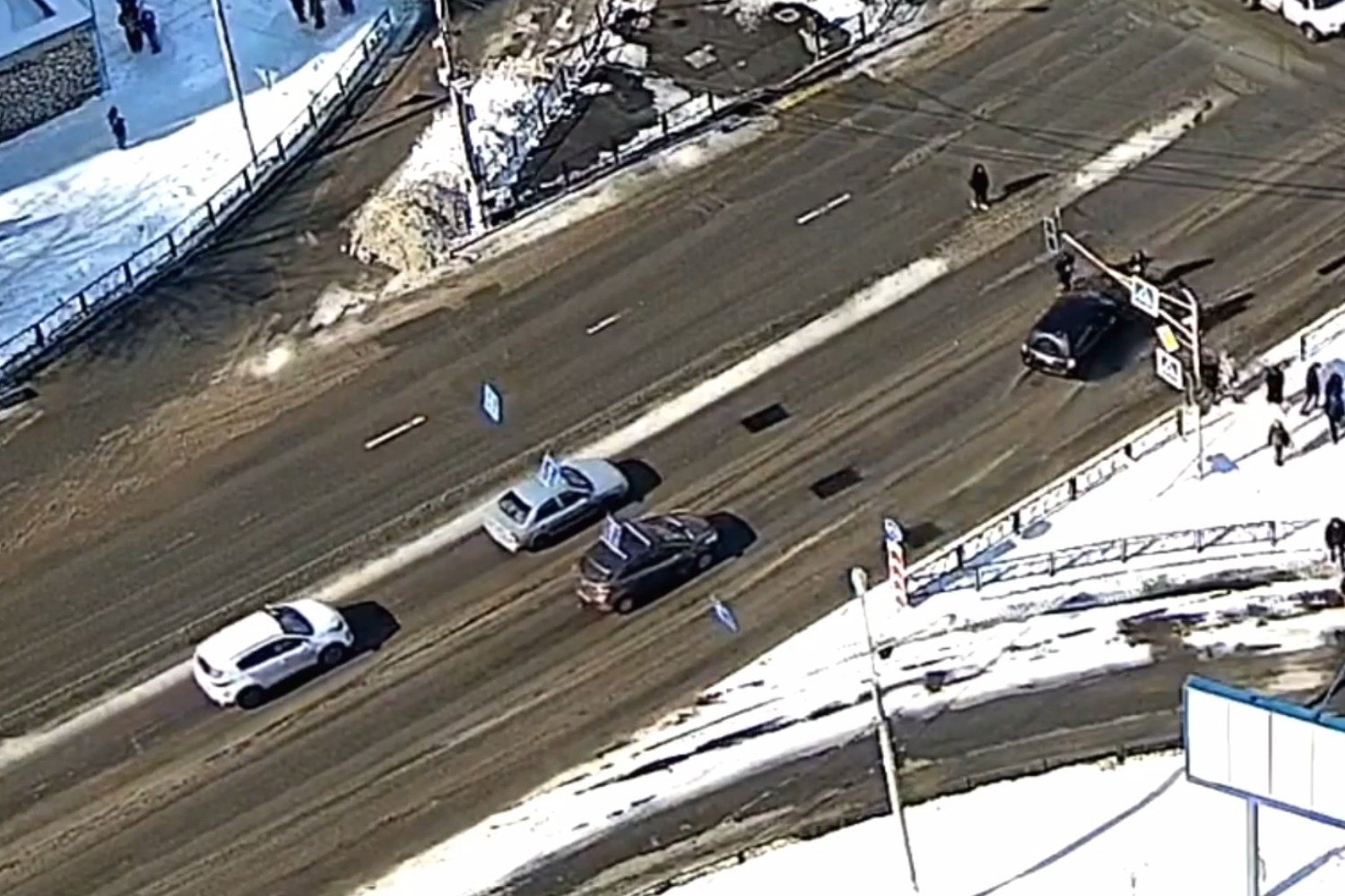 Мальчик отлетел на несколько метров: водитель влетел в толпу людей на пешеходном переходе, пострадал подросток