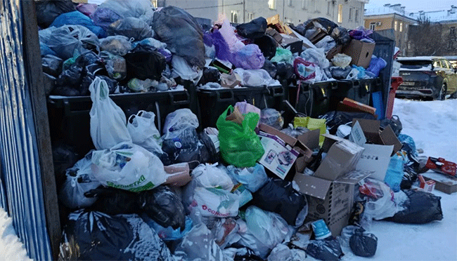 По лужам и бездорожью в Челябинске и области не могут проехать даже мусоровозы