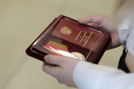 Сергей Бердников передал награды семьям погибших участников СВО