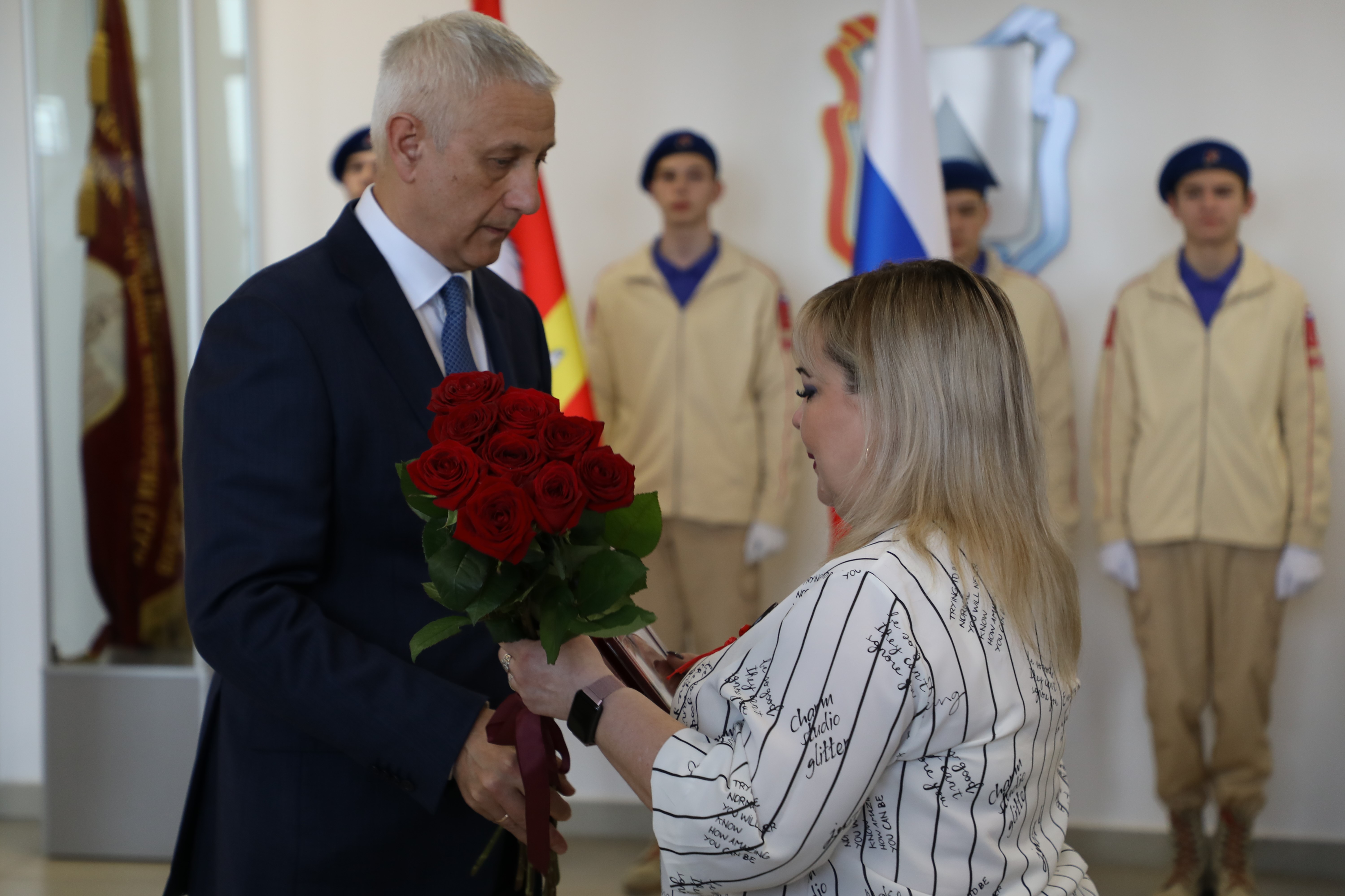 Сергей Бердников передал награды семьям погибших участников СВО Сергей Бердников передал награды семьям погибших участников СВО