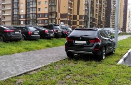 Штраф за парковку на газоне: что нужно знать в 2026 году
