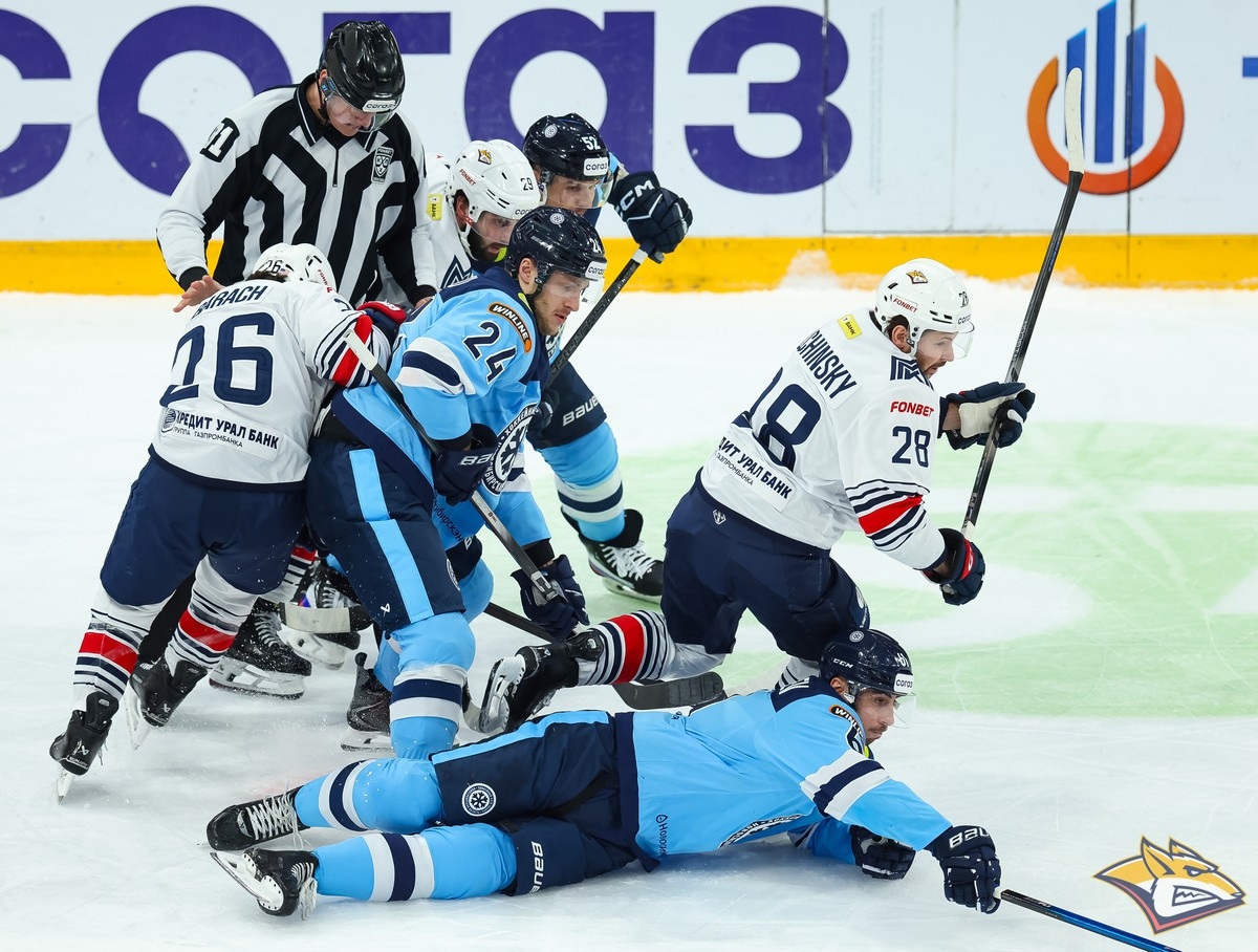 Хоккейный клуб «Металлург» выиграл в гостях у «Сибири» 3:1 и повел в серии 3-0 Хоккейный клуб «Металлург» выиграл в гостях у «Сибири» 3:1 и повел в серии 3-0