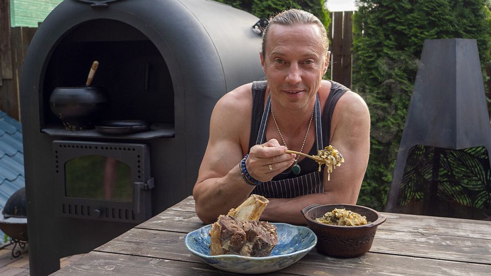 Готовим говяжью голяшку с капустой в русской печи: идеальное блюдо для всей семьи