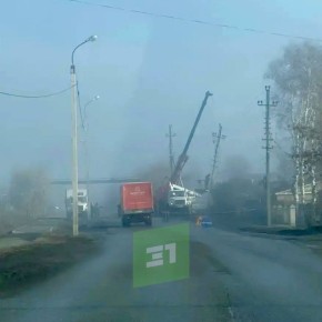 В Магнитогорске бесправник врезался в столб и опрокинулся на забор дома