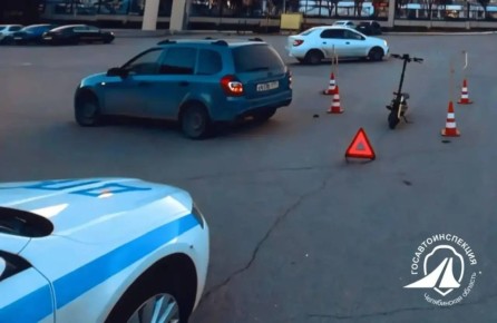 Легковушка при повороте сбила самокат с наездником в Магнитогорске