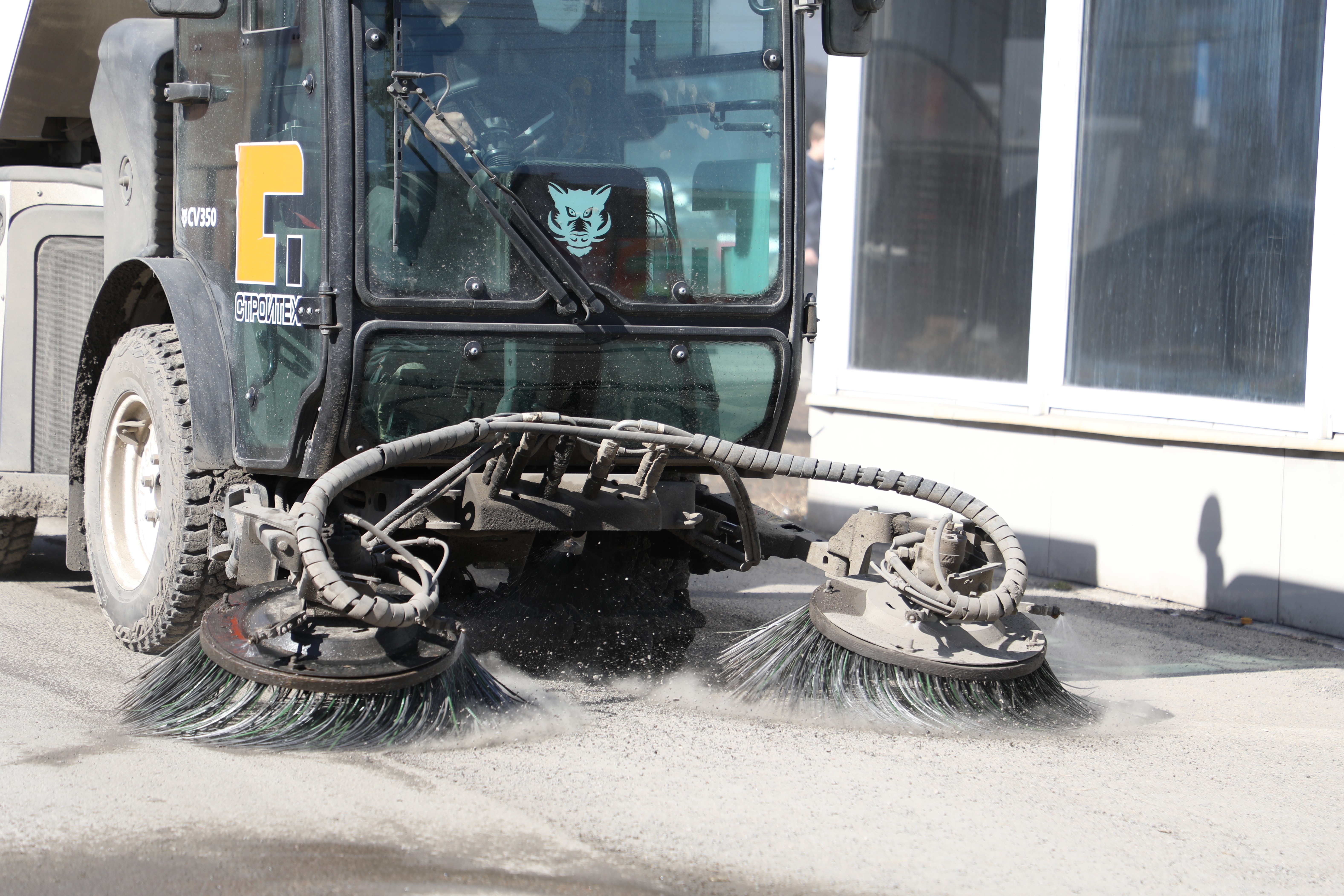 Моют, чистят, пылесосят Моют, чистят, пылесосят