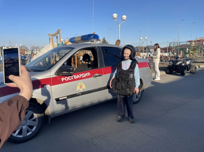 В Магнитогорске росгвардейцы познакомили воспитанников школы-интерната со службой во вневедомственной охране