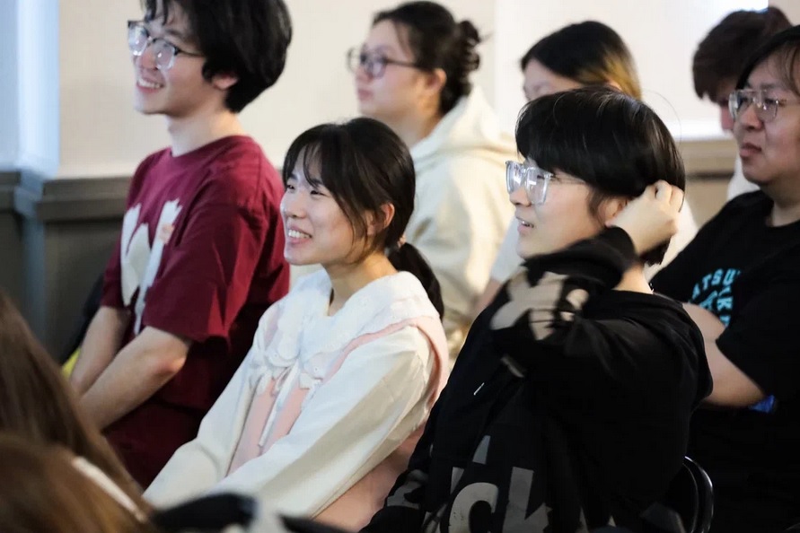 Десятки китайцев пришли посмотреть на испытание магнитогорского лаовая Десятки китайцев пришли посмотреть на испытание магнитогорского лаовая