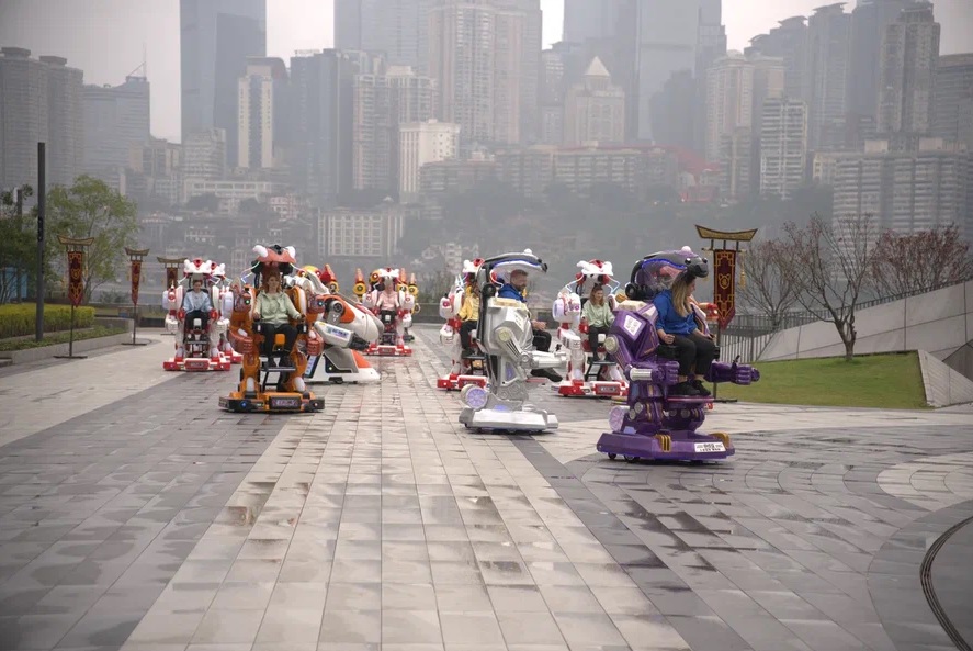 Десятки китайцев пришли посмотреть на испытание магнитогорского лаовая Десятки китайцев пришли посмотреть на испытание магнитогорского лаовая