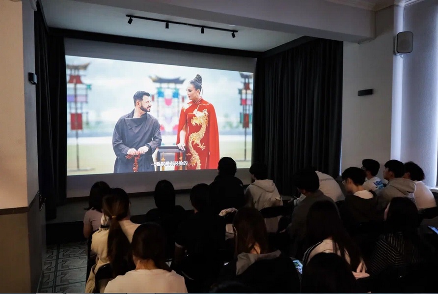 Десятки китайцев пришли посмотреть на испытание магнитогорского лаовая Десятки китайцев пришли посмотреть на испытание магнитогорского лаовая