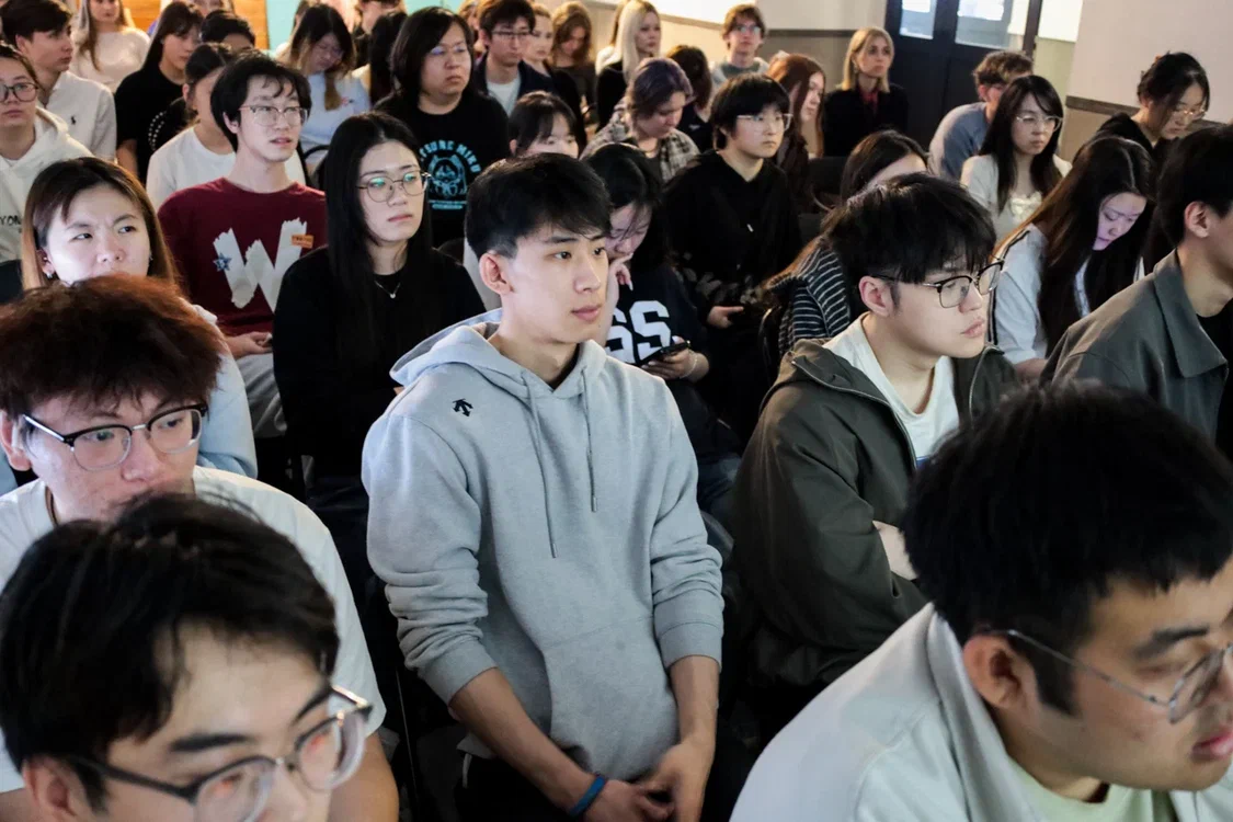 Десятки китайцев пришли посмотреть на испытание магнитогорского лаовая