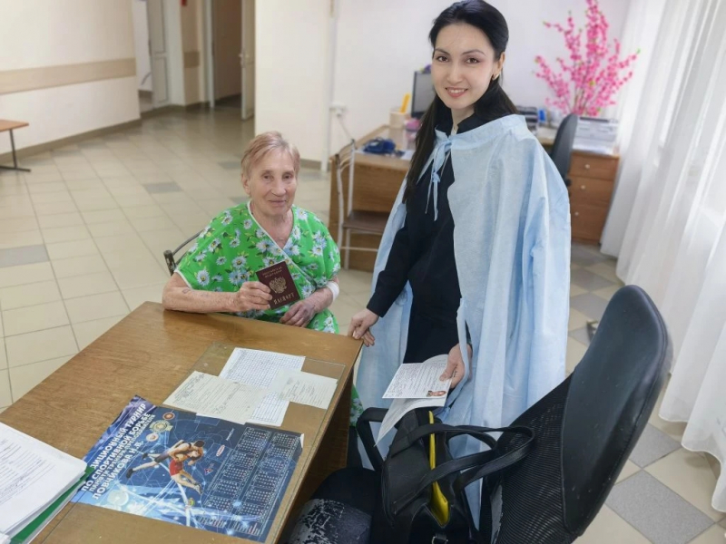 В Варненском районе полицейские доставили в больницу паспорт 86-летней женщине