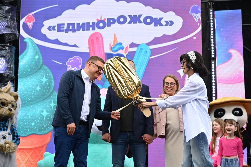 Алексей Текслер открыл в Челябинске детский фестиваль мороженого «Единорожок» Алексей Текслер открыл в Челябинске детский фестиваль мороженого «Единорожок»