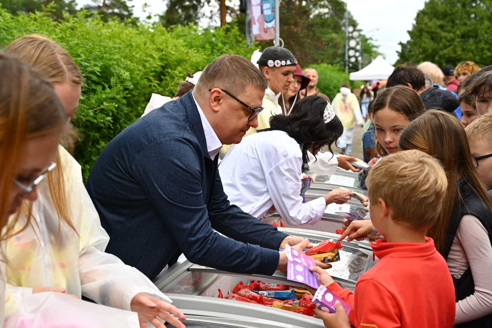 Алексей Текслер открыл в Челябинске детский фестиваль мороженого «Единорожок» Алексей Текслер открыл в Челябинске детский фестиваль мороженого «Единорожок»