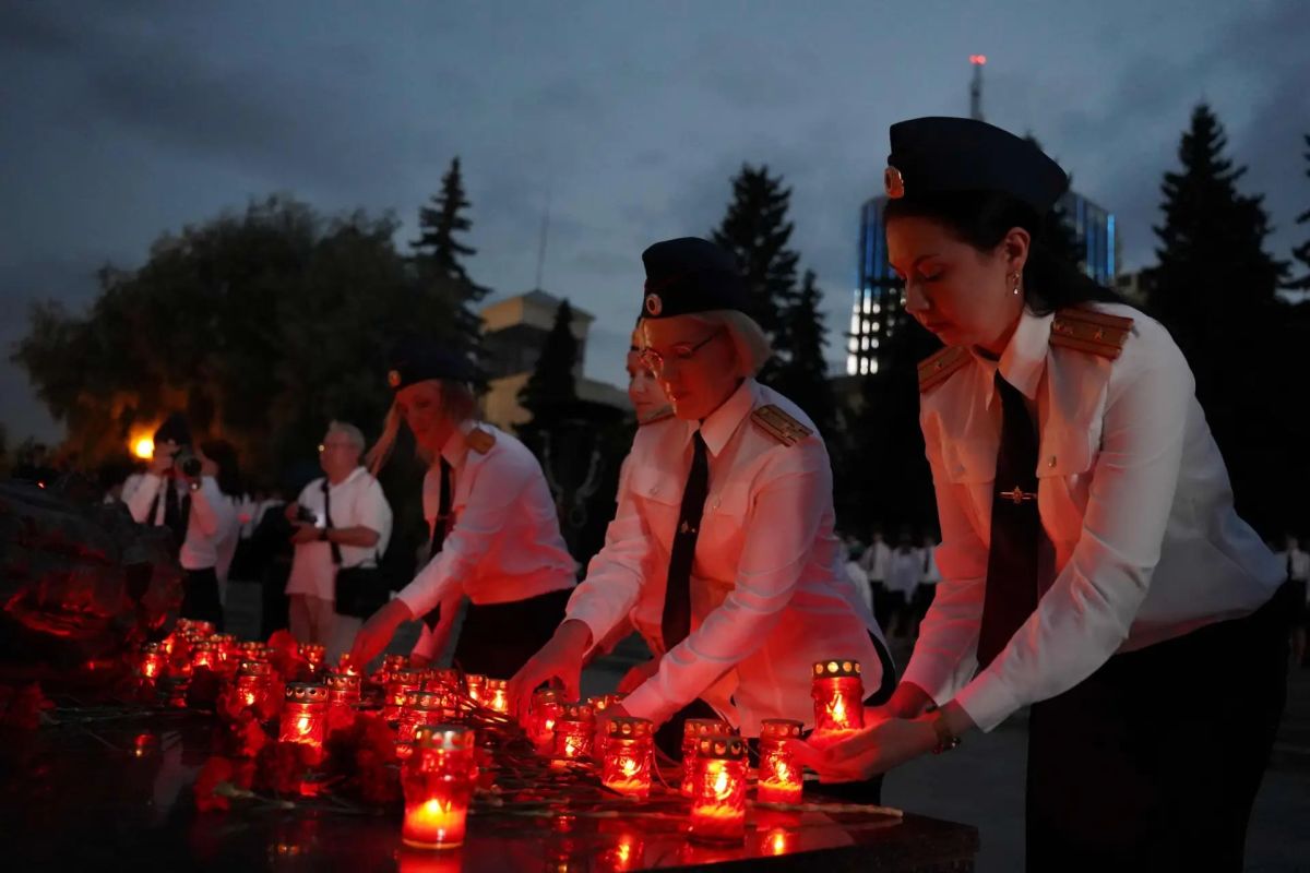 Сотни свечей зажгли в Челябинске в память о героях Великой Отечественной войны Сотни свечей зажгли в Челябинске в память о героях Великой Отечественной войны