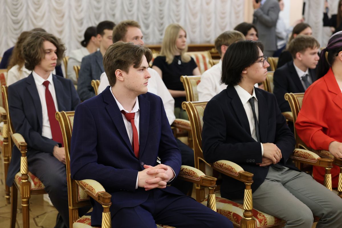 Губернатор Челябинской области Алексей Текслер наградил победителей и призеров Всероссийской олимпиады школьников Губернатор Челябинской области Алексей Текслер наградил победителей и призеров Всероссийской олимпиады школьников
