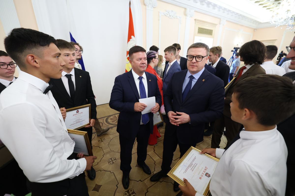 Губернатор Челябинской области Алексей Текслер наградил победителей и призеров Всероссийской олимпиады школьников Губернатор Челябинской области Алексей Текслер наградил победителей и призеров Всероссийской олимпиады школьников