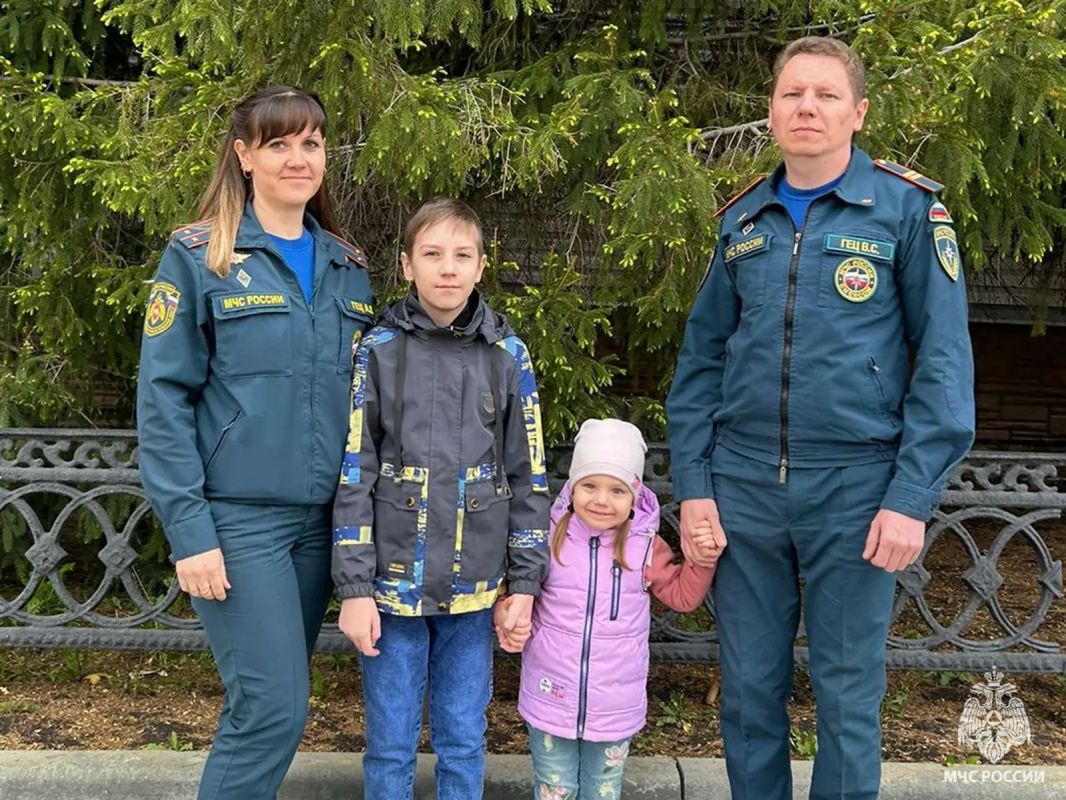 #МЧСРоссии #ДеньСемьи. Семья - это когда вы не только вместе, но и по-настоящему на одной волне на жизненном пути В День семьи, любви и верности мы продолжаем наш цикл о семьях специалистов чрезвычайного ведомства Южного... #МЧСРоссии #ДеньСемьи. Семья - это когда вы не только вместе, но и по-настоящему на одной волне на жизненном пути В День семьи, любви и верности мы продолжаем наш цикл о семьях специалистов чрезвычайного ведомства Южного...