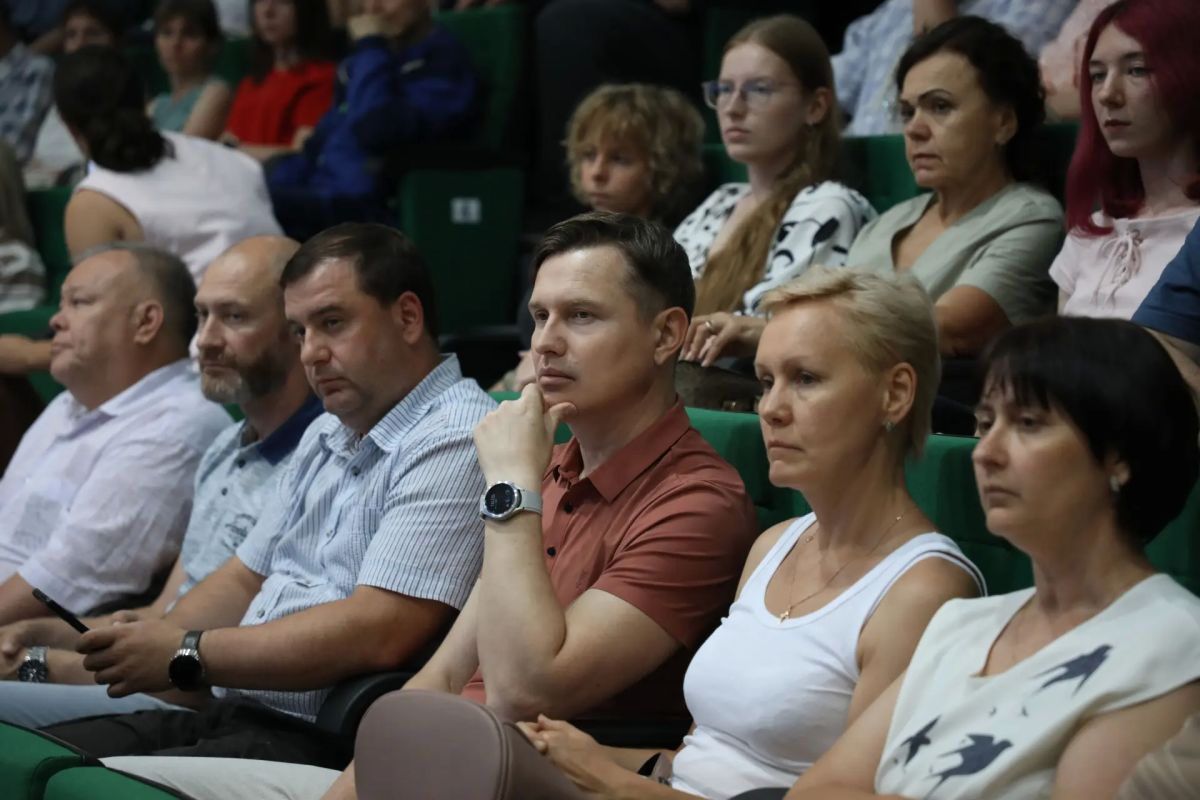 В малом зале администрации города состоялась встреча депутата Законодательного Собрания Челябинской области шестого и седьмого созывов, главного специалиста по профориентационной работе ПАО «ММК» Владимира Дремова с... В малом зале администрации города состоялась встреча депутата Законодательного Собрания Челябинской области шестого и седьмого созывов, главного специалиста по профориентационной работе ПАО «ММК» Владимира Дремова с...