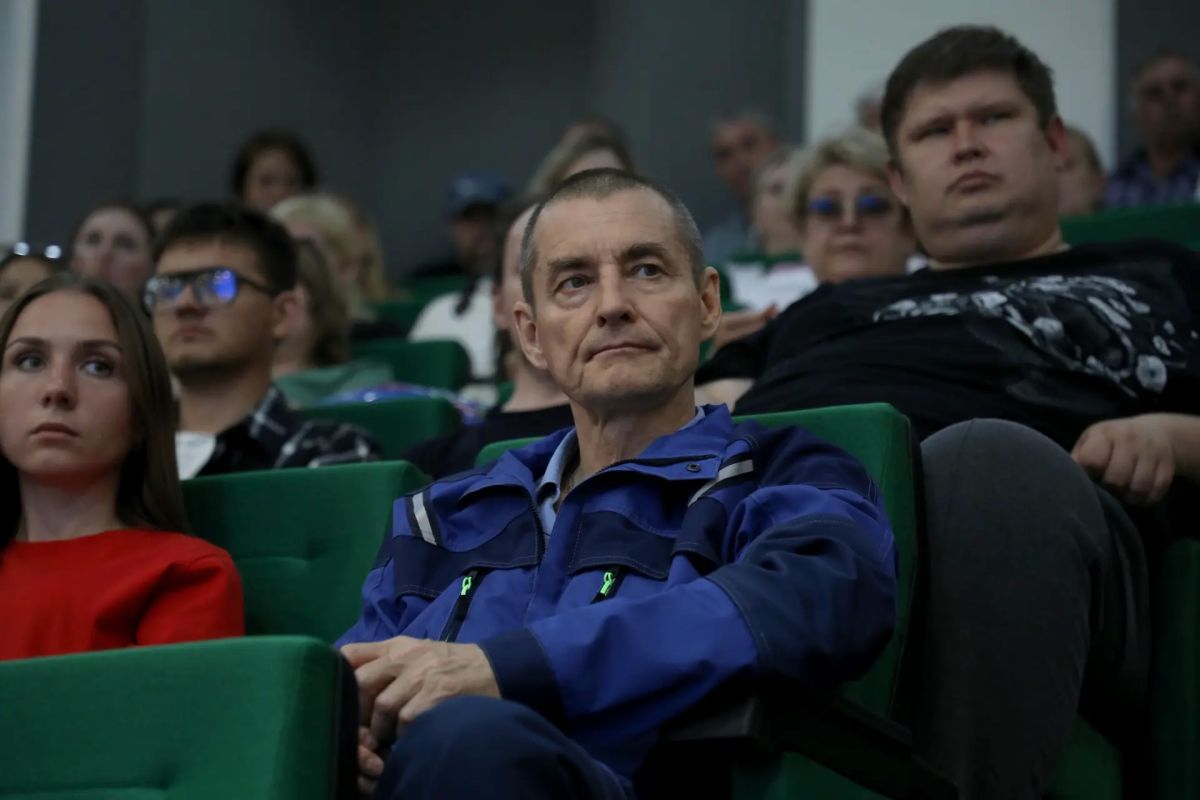 В малом зале администрации города состоялась встреча депутата Законодательного Собрания Челябинской области шестого и седьмого созывов, главного специалиста по профориентационной работе ПАО «ММК» Владимира Дремова с... В малом зале администрации города состоялась встреча депутата Законодательного Собрания Челябинской области шестого и седьмого созывов, главного специалиста по профориентационной работе ПАО «ММК» Владимира Дремова с...