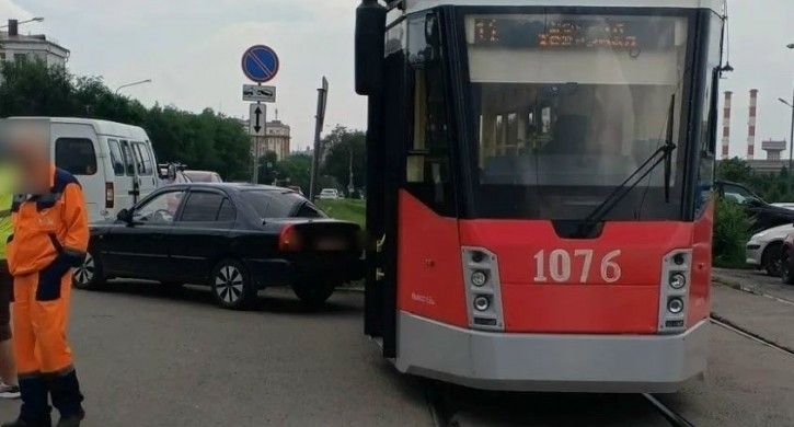 В Магнитогорске водитель «припарковался» на трамвайных путях, парализовав движение на час