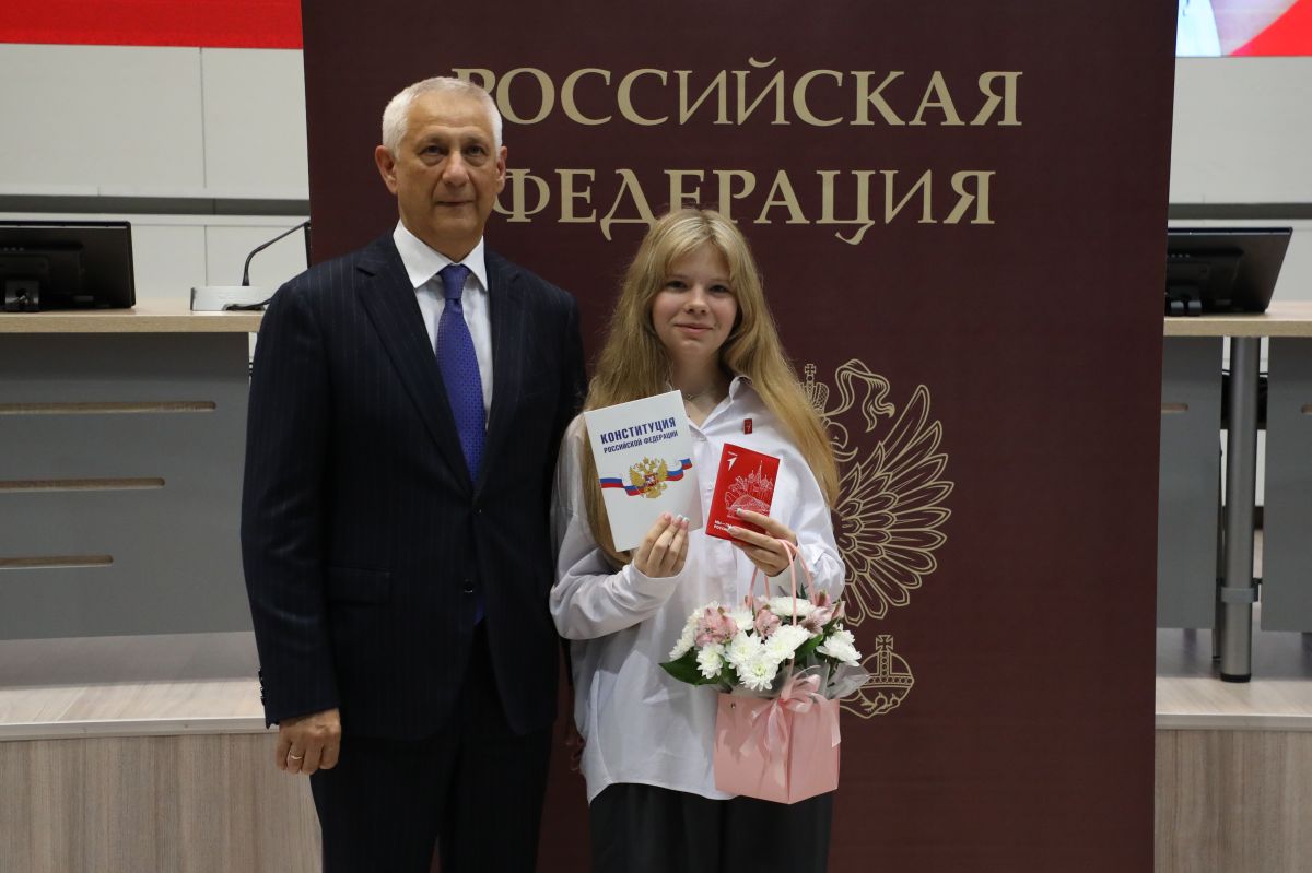 Первый паспорт — первый шаг во взрослую жизнь Первый паспорт — первый шаг во взрослую жизнь