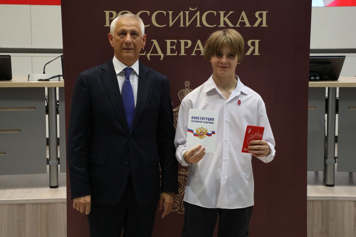 Первый паспорт — первый шаг во взрослую жизнь Первый паспорт — первый шаг во взрослую жизнь