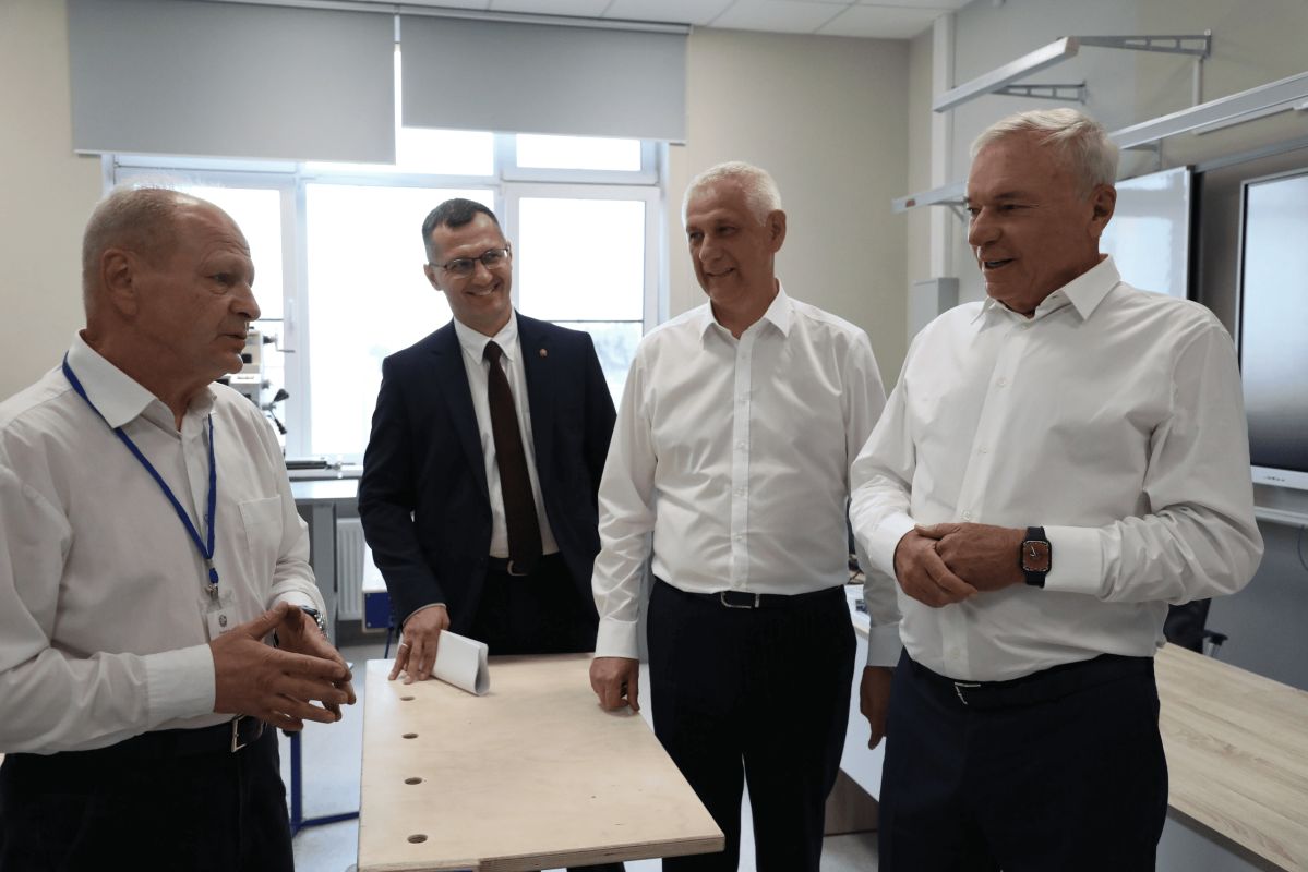 С заботой о здоровье, образовании и семьях С заботой о здоровье, образовании и семьях