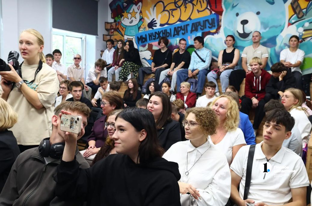 Фонд 2020 вручил воспитанникам детских домов сумки выпускника Фонд 2020 вручил воспитанникам детских домов сумки выпускника