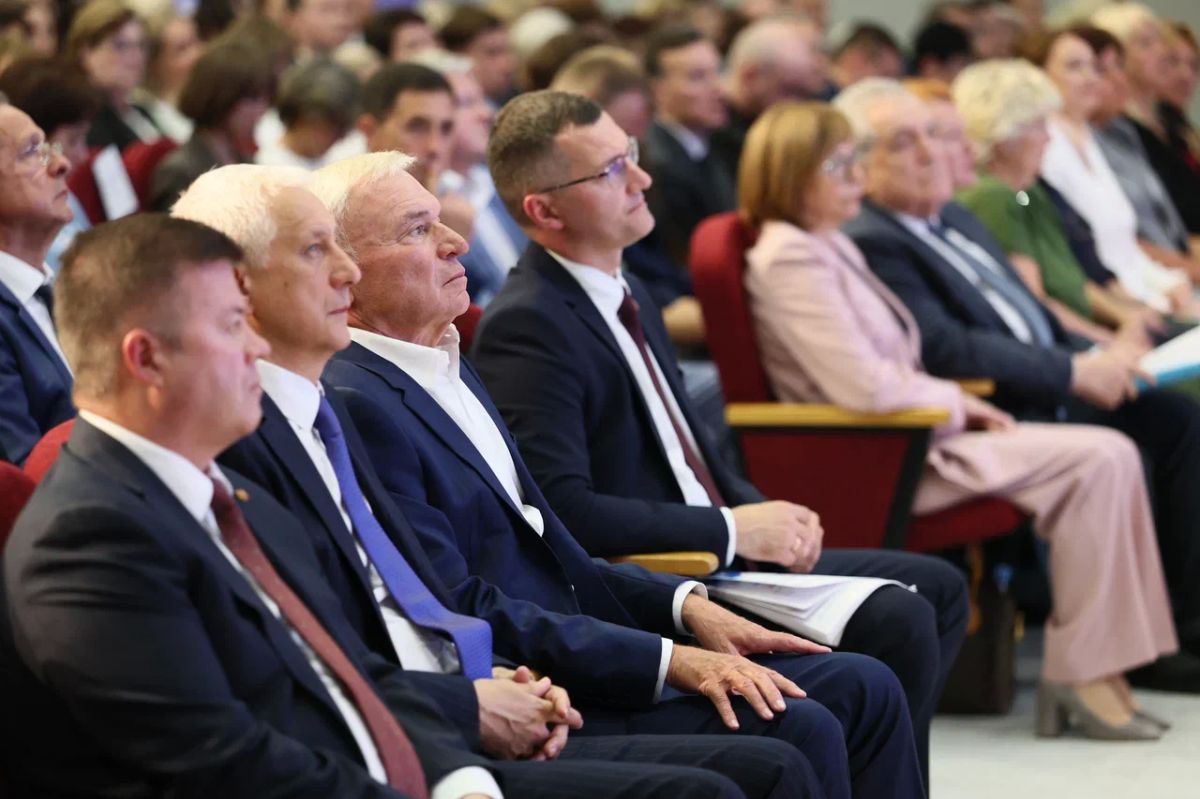 Алексей Текслер принял участие в пленарном заседании Южно-Уральского педагогического Собрания Алексей Текслер принял участие в пленарном заседании Южно-Уральского педагогического Собрания