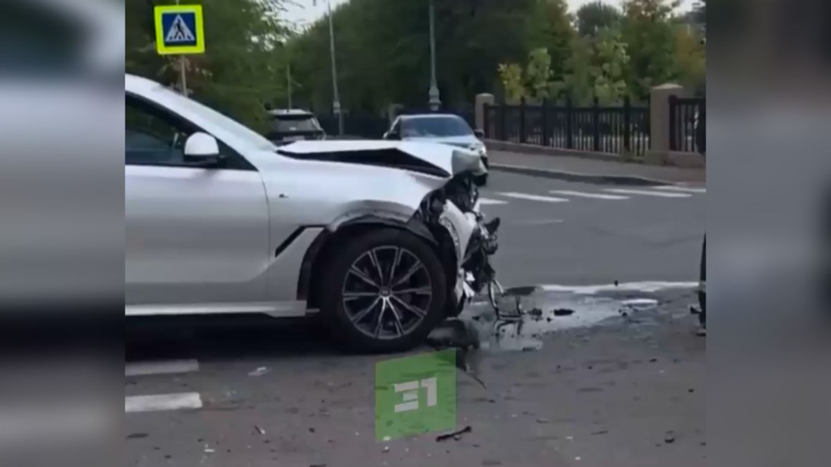 Легковушка «впечаталась» в дом Легковушка «впечаталась» в дом