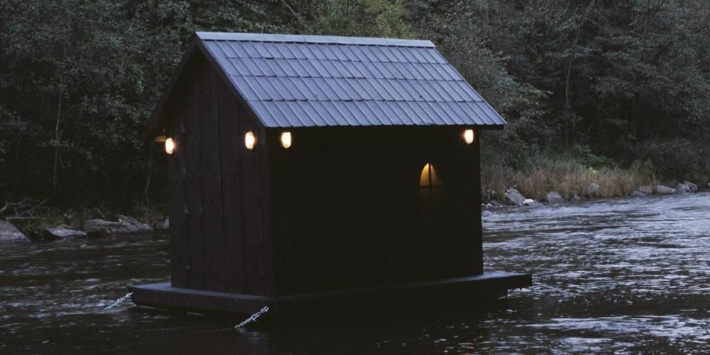 В поселке Пороги под Саткой появилась инсталляция «Дом на воде»
