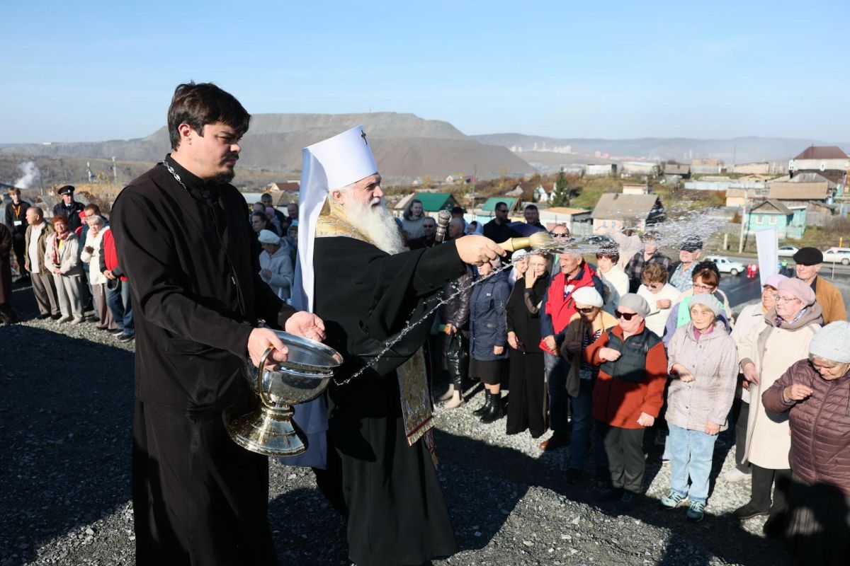 В Сатке торжественно открыта скульптура Николая Чудотворца В Сатке торжественно открыта скульптура Николая Чудотворца