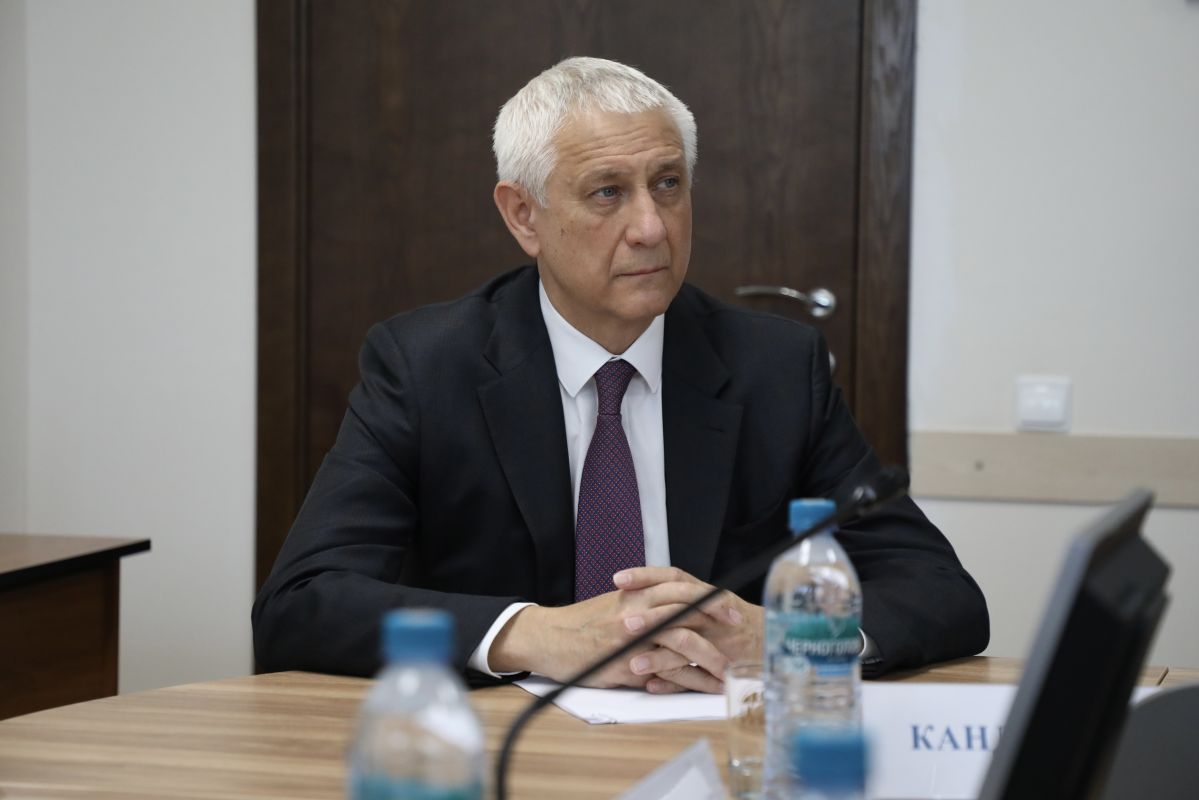 Кандидаты держат экзамен Кандидаты держат экзамен